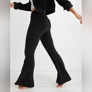 NWT Aerie Groove-On Ribbed Velour Flare Pant - Black - Women’s Medium
